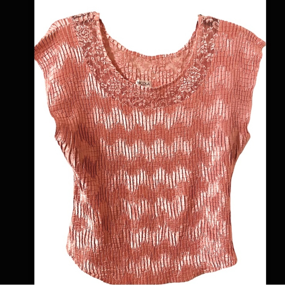 Nicola Women’s Plus Size 2x Pink Lace and Crinkle Sleeveless Blouse.